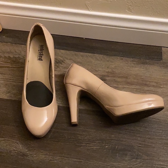 Nude Pumps - Picture 2 of 4